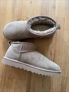 UGG Classic Ultra Mini Boot Taupe Suede Sheepskin Lined Women’s Size 9. NWOT